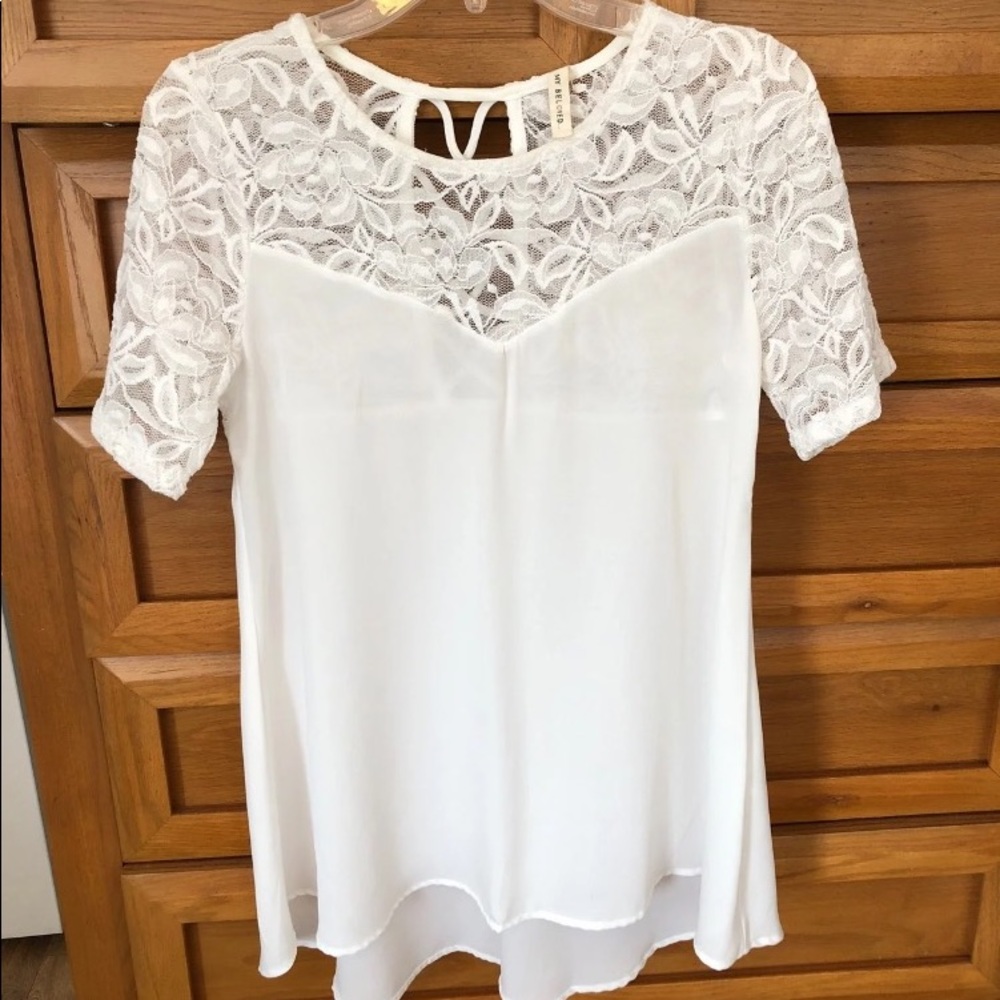 Short sleeve white laced blouse